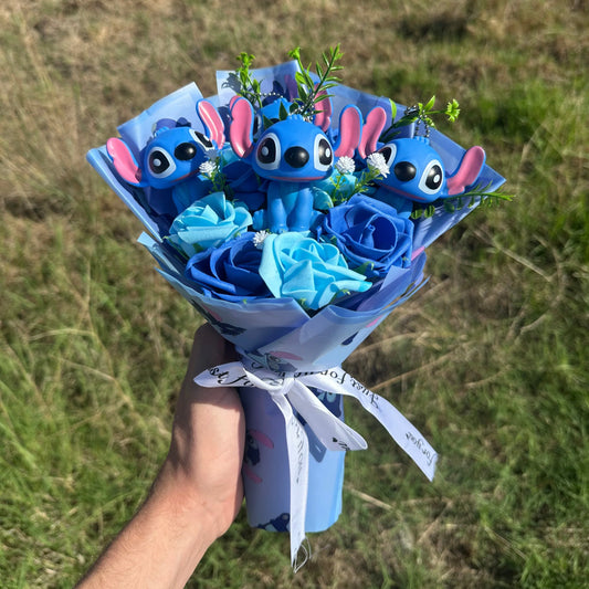 Håndlavet Stitch-buket med plysdyr og blå roser
